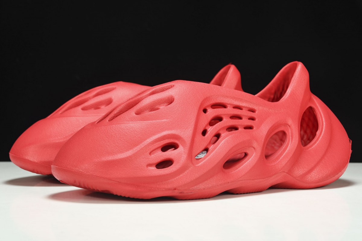 Ad*s yeezy foam rnnr vermillion