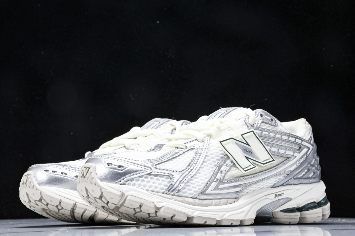 New Balance 1906R Silver Metallic Sea Salt